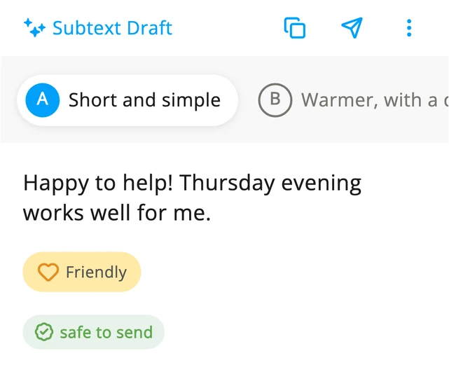 La primera versión que Subtext escribió tras la respuesta Thursday, con la etiqueta Short and simple, “Happy to help! Thursday evening works well for me.”, con la palabra de sentimiento Friendly, marcada como safe to send